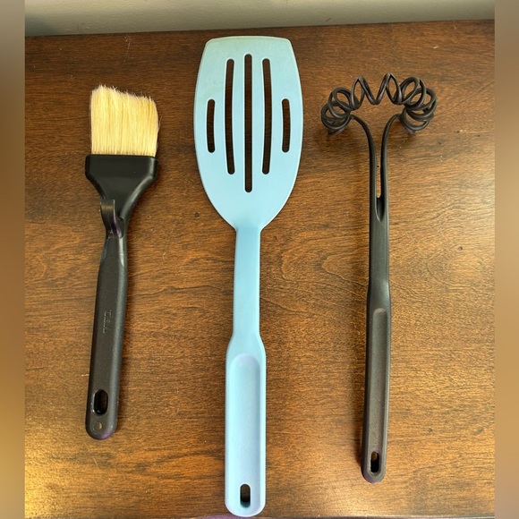 Lot of 4 Pampered Chef Utensils-Spatula, BBQ Baster Bottle, Baster Brush & Whisk - Picture 1 of 12